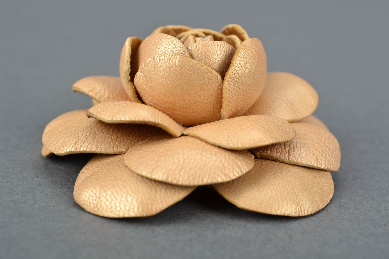 Broche en cuir en forme de rose beige photo 3