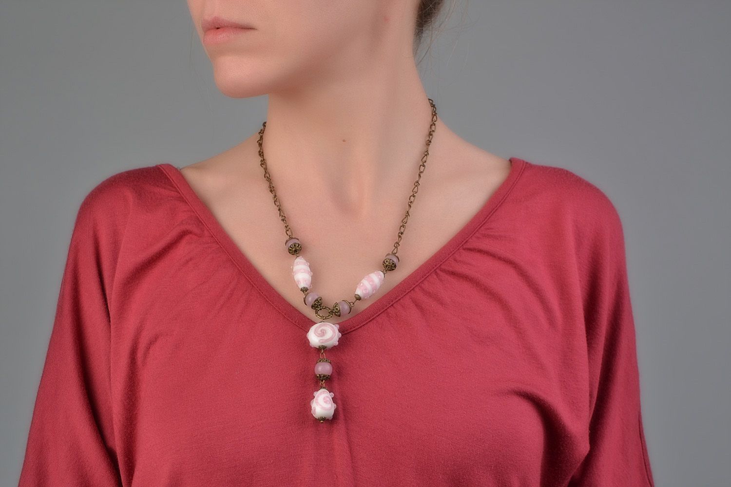 Joli collier en perles de verre rose et blanc fait main original pour femme photo 1