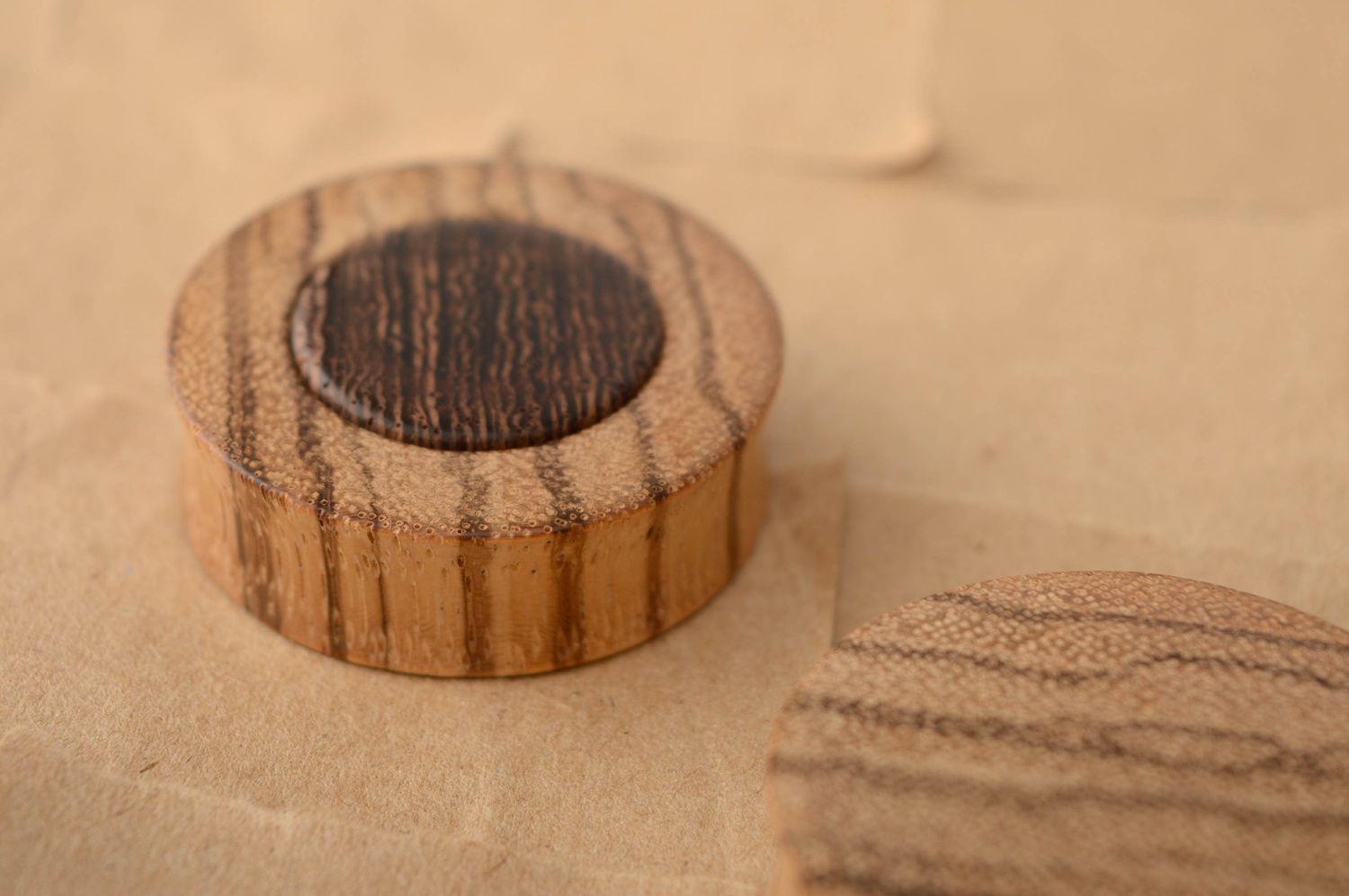 Handmade Plugs aus Holz foto 4