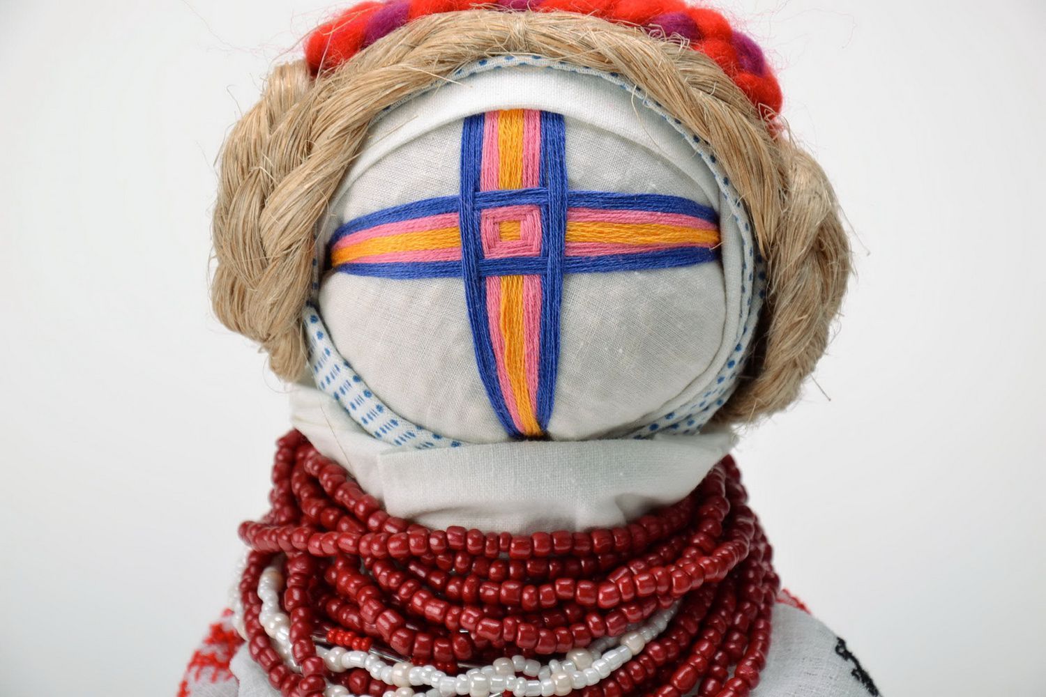 Ethnische Puppe Motanka mit Halskette  foto 2