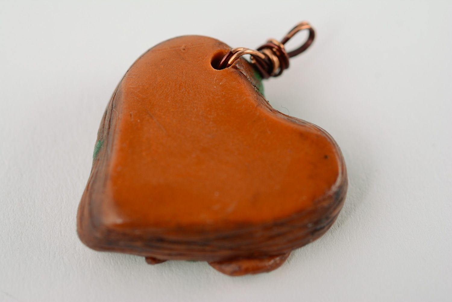 Colgante artesanal corazón en resina epoxi con musgo y guindas foto 3