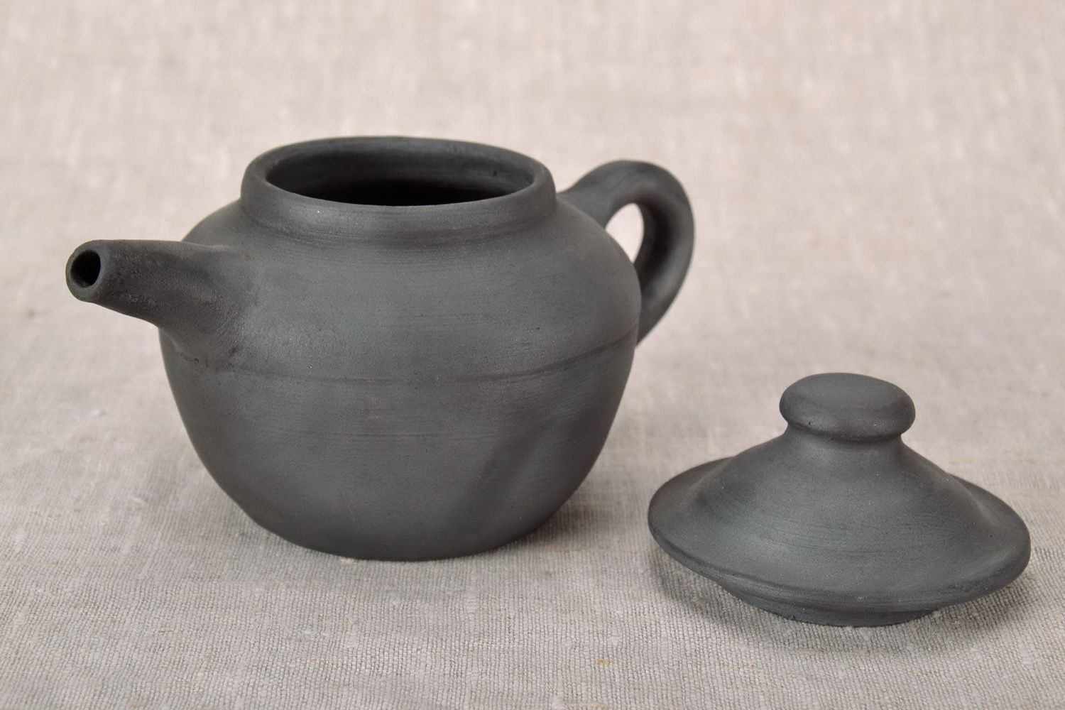 Handgemachte Teekanne aus Keramik foto 3