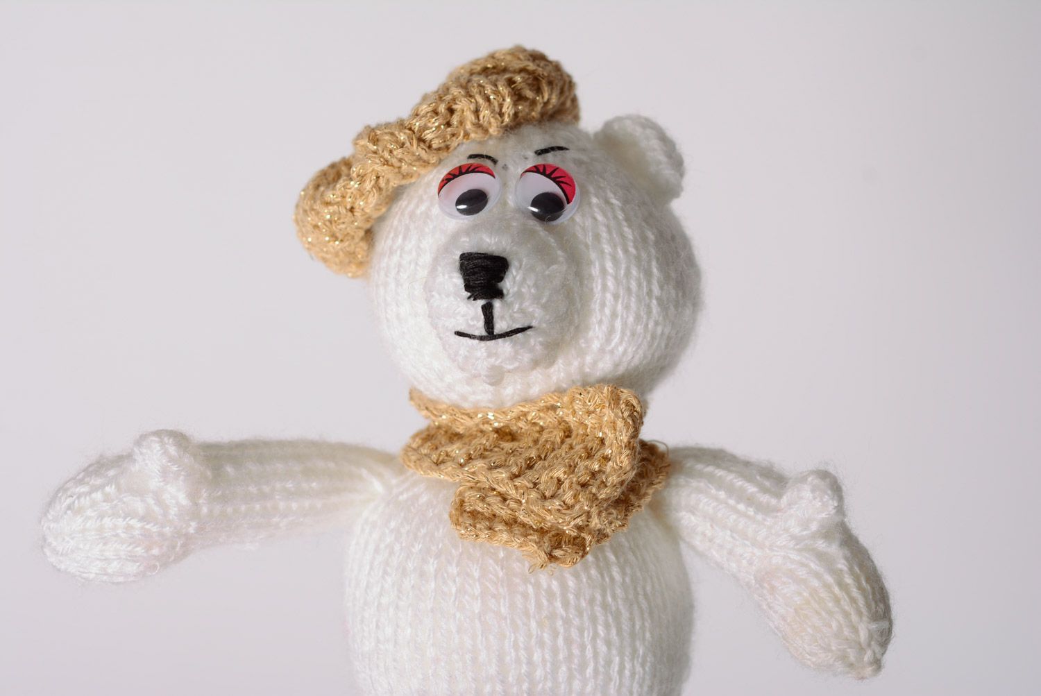 Мягкая игрушка мишка белый вязаный спицами в шапочке и шарфе ручная работа фото 3