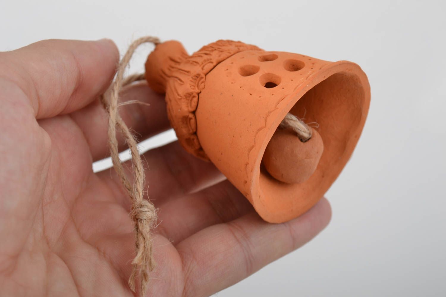 Авторский керамический колокольчик ручной работы лепной коричневый на шнурке фото 5