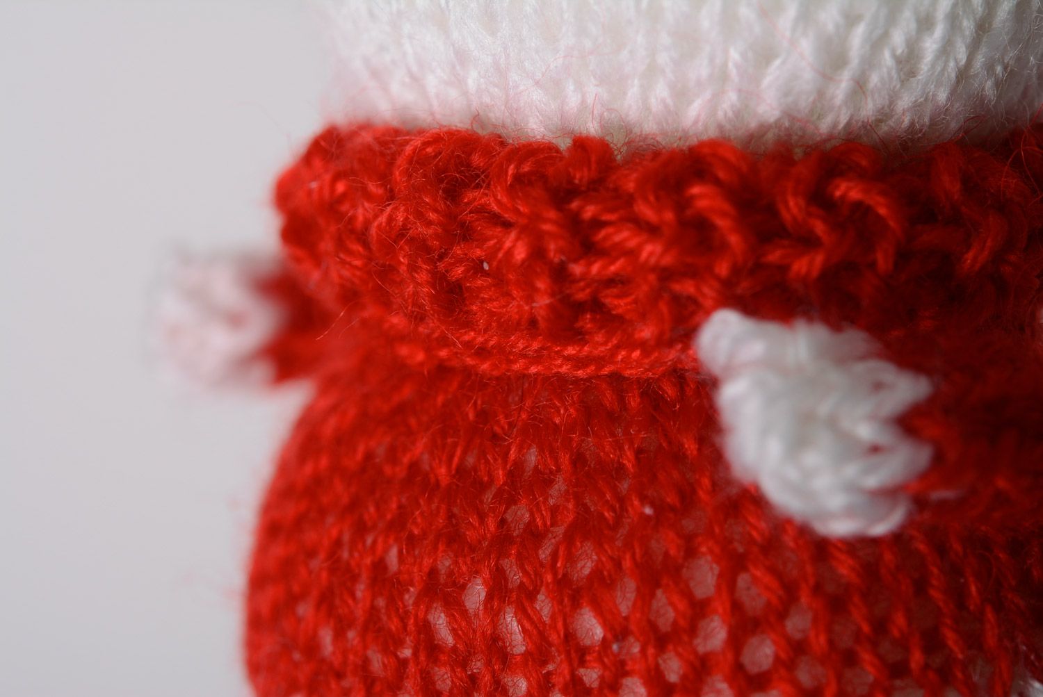 Juguete de peluche liebre blanca en suéter rojo tejido pequeño artesanal foto 5