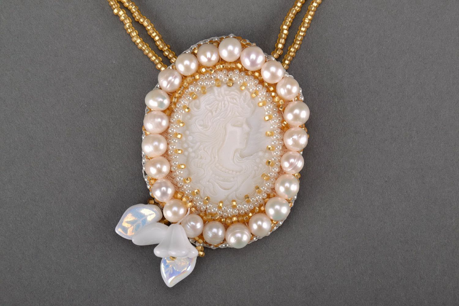 Beaded pendant with pearl Camea photo 2