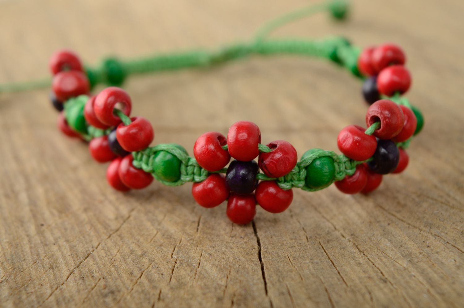 Bracelet de cheville avec perles de bois vert et rouge macramé fait main femme photo 1