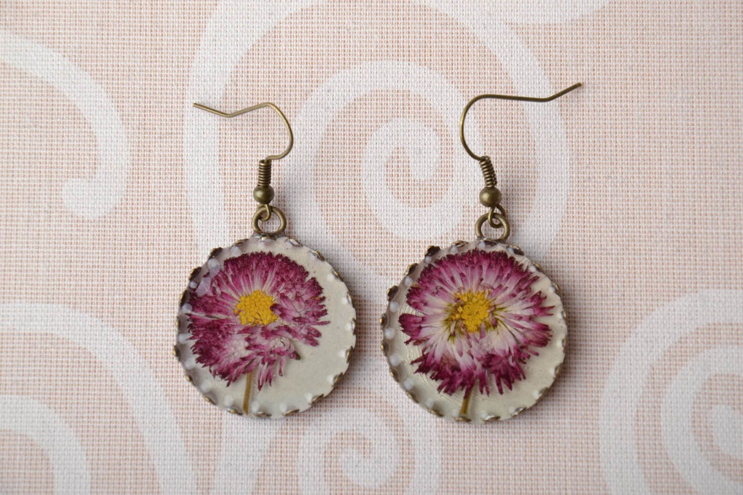 Pendant earrings with real flowers photo 1