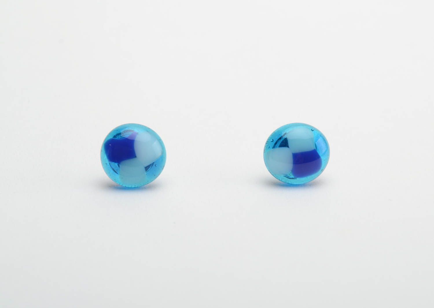 Boucles d'oreilles puces faites main en verre fusing design de créateur bleues photo 5
