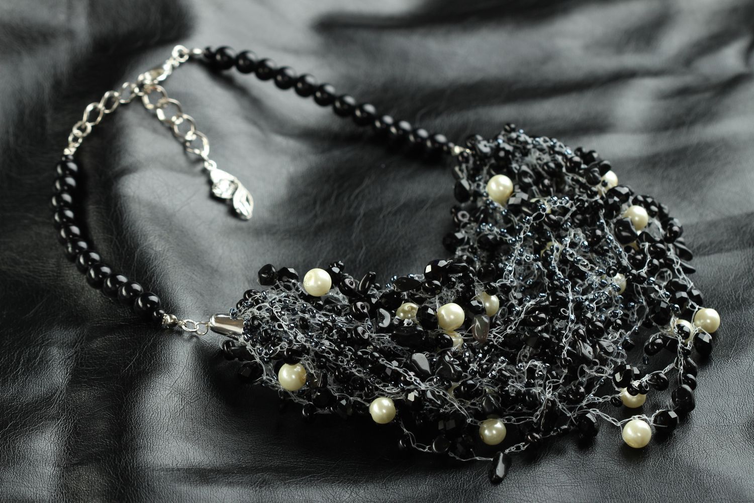 Колье из бисера украшение ручной работы ожерелье из бисера черное с бусинами фото 1