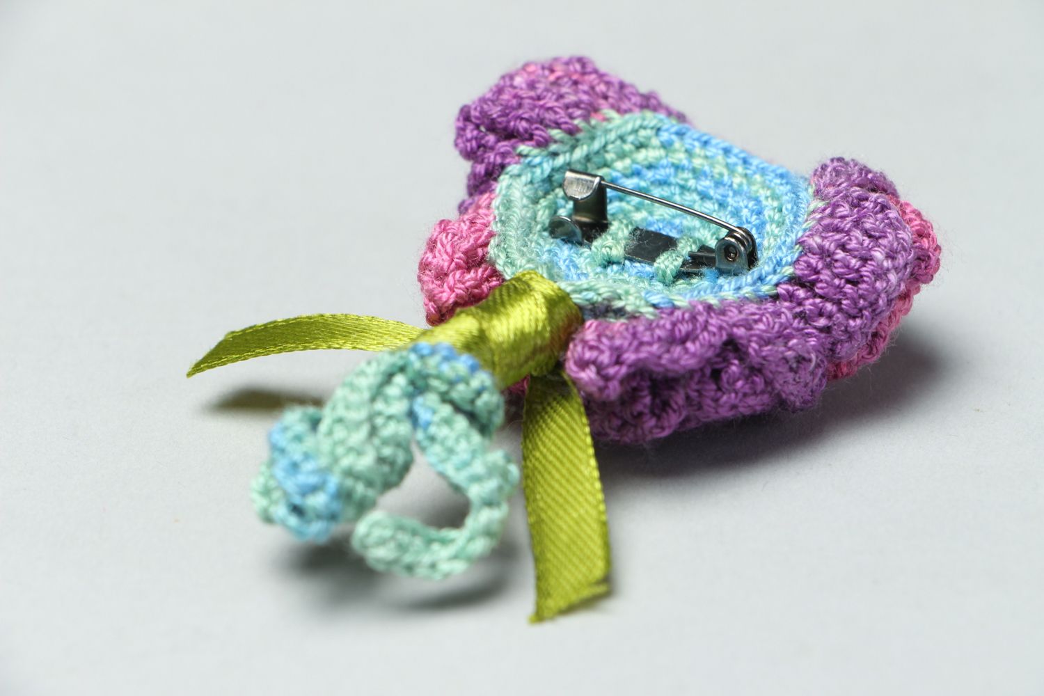 Broche tricotée au crochet originale violette photo 3