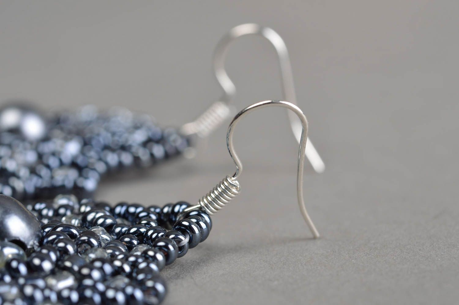 Boucles d'oreilles en perles de rocaille gris foncé rondes pendantes faites main photo 4