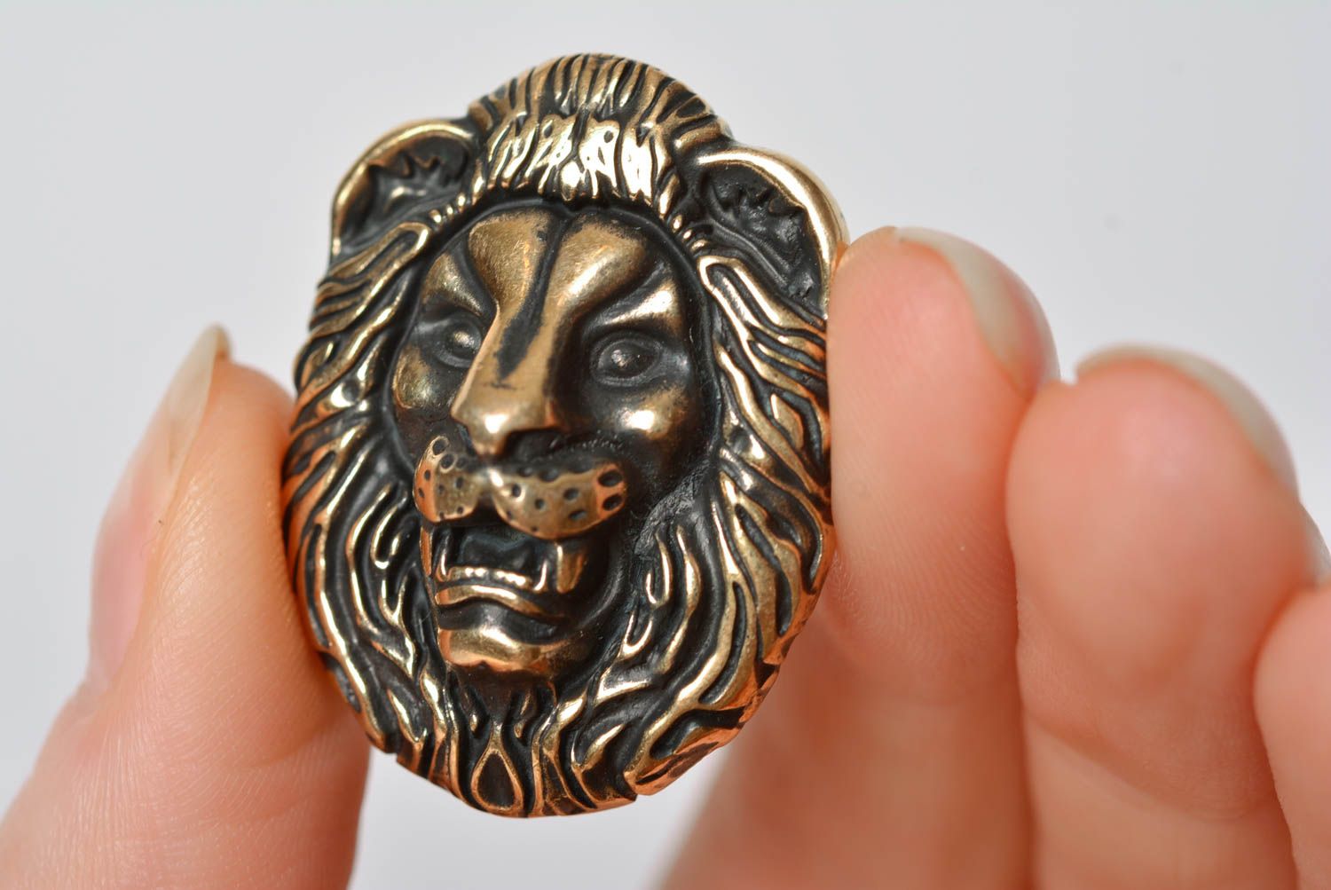 Pendentif lion fait main en bronze original petit accessoire bijou pour homme photo 3