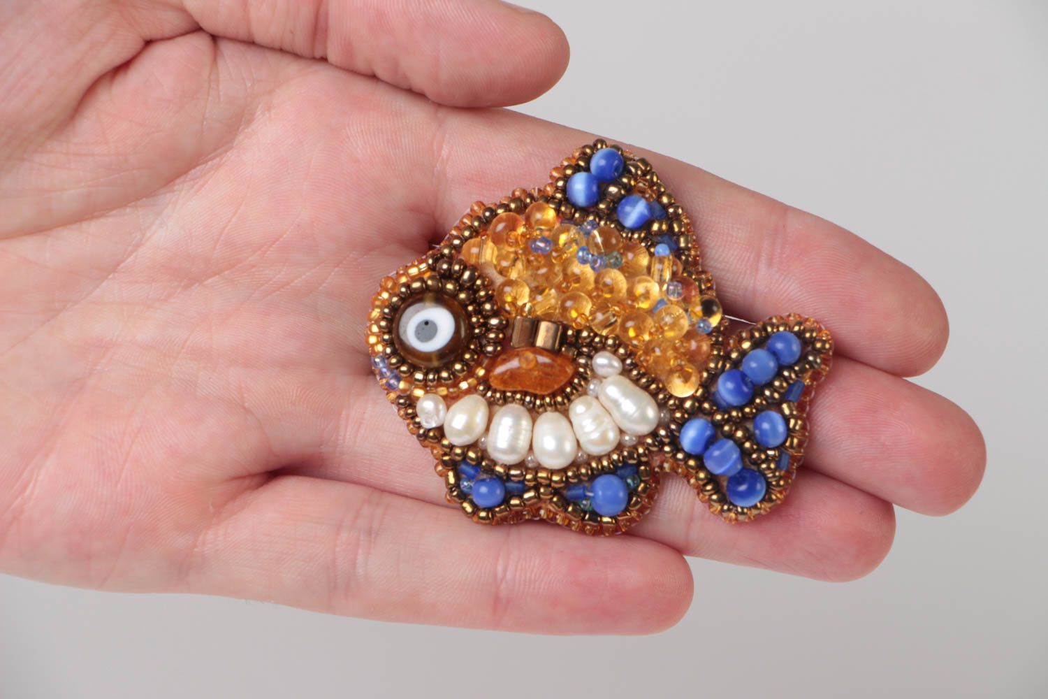Broche artesanal original de cuentas checas y perlas de río con forma de pez  foto 5
