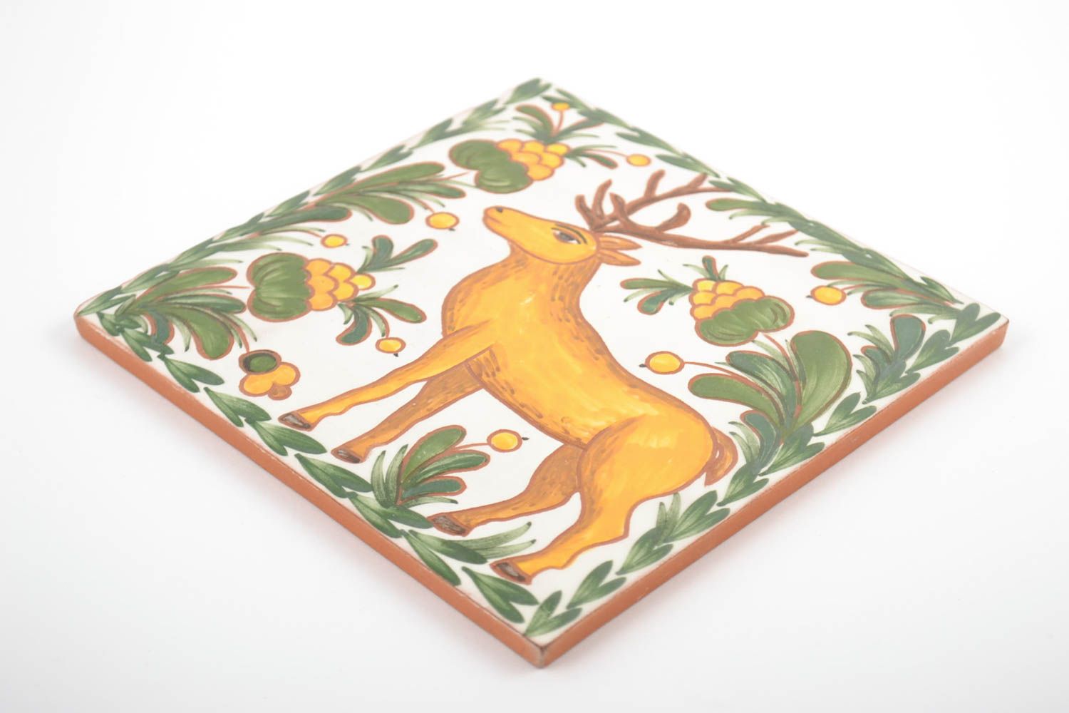 Керамическая плитка расписанная ангобами ручной работы с изображением оленя фото 4