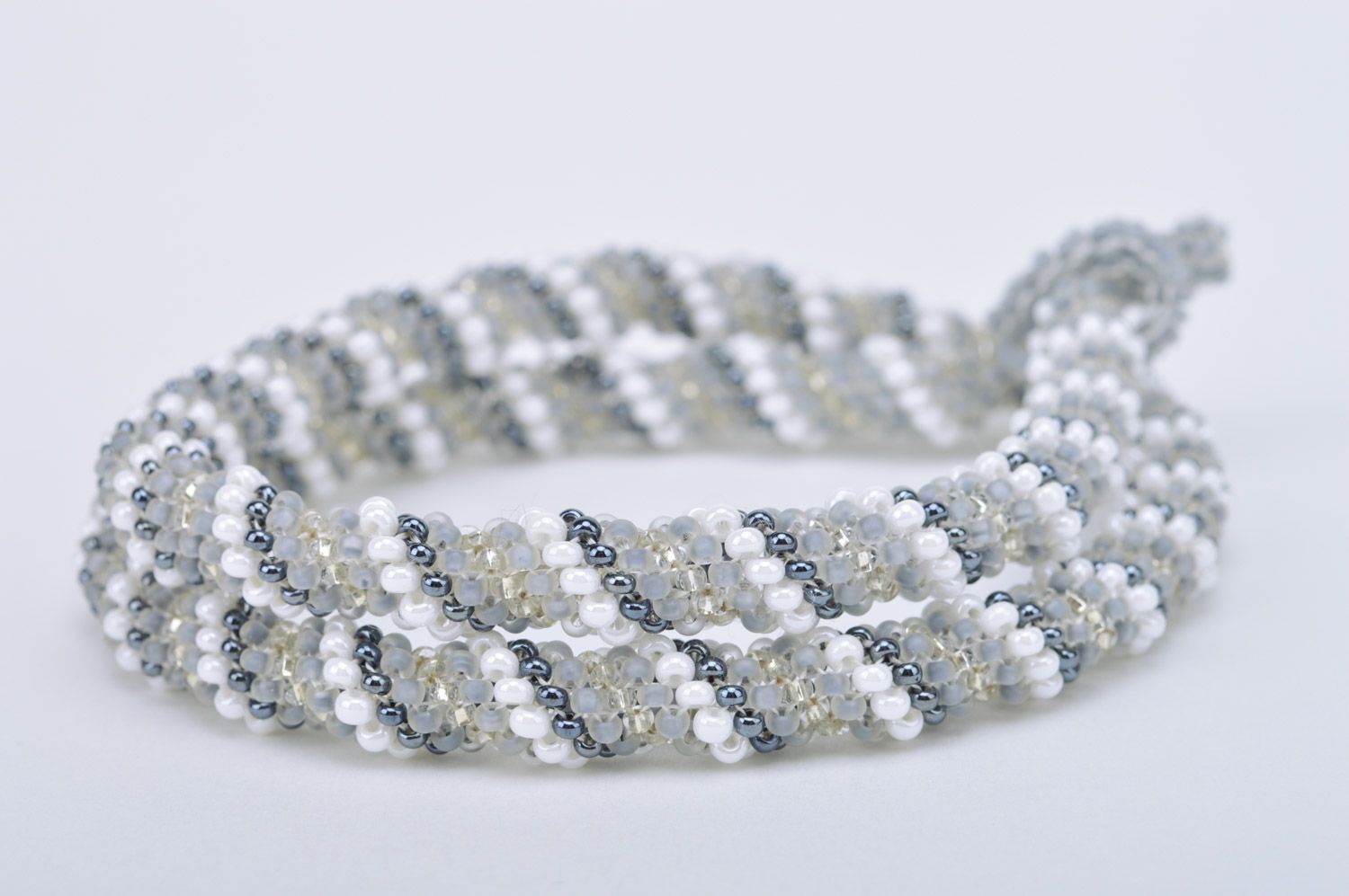 Collier spirale tressé en perles de rocailles fait main gris clair de mode  photo 5