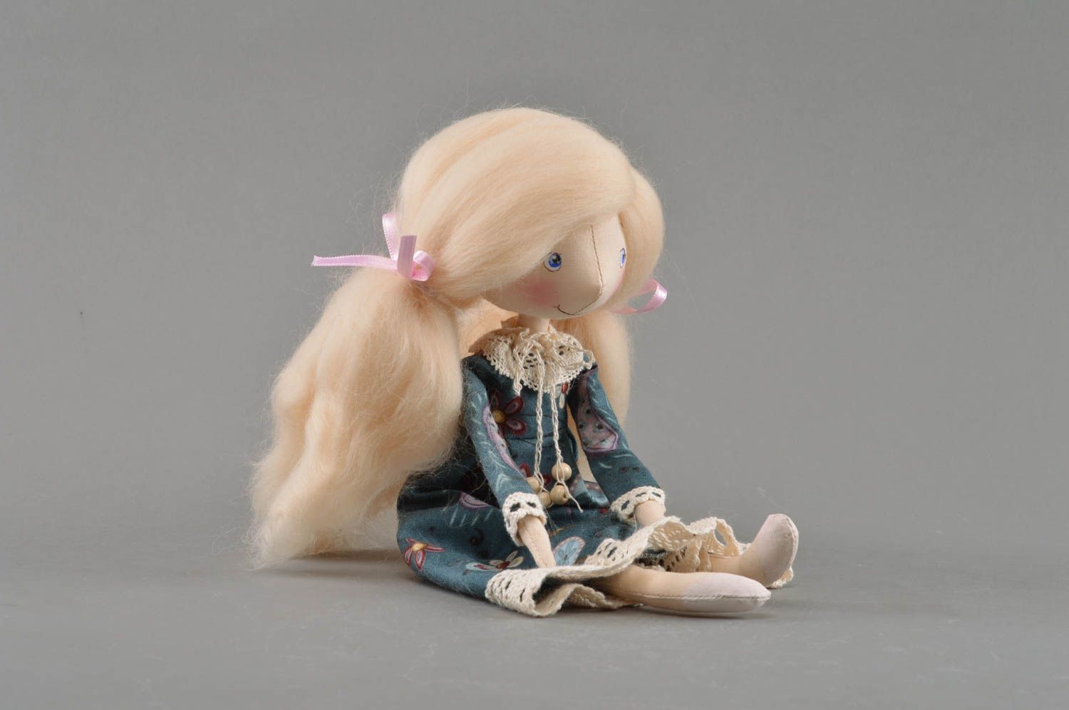 Авторская тканевая интерьерная кукла отличница на деревянной подставке  фото 3