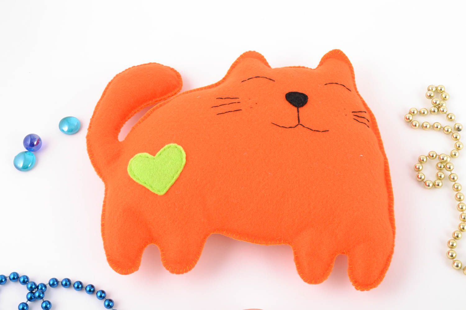 Оранжевая игрушка в виде кота ручной работы из фетра красивая оригинальная фото 1