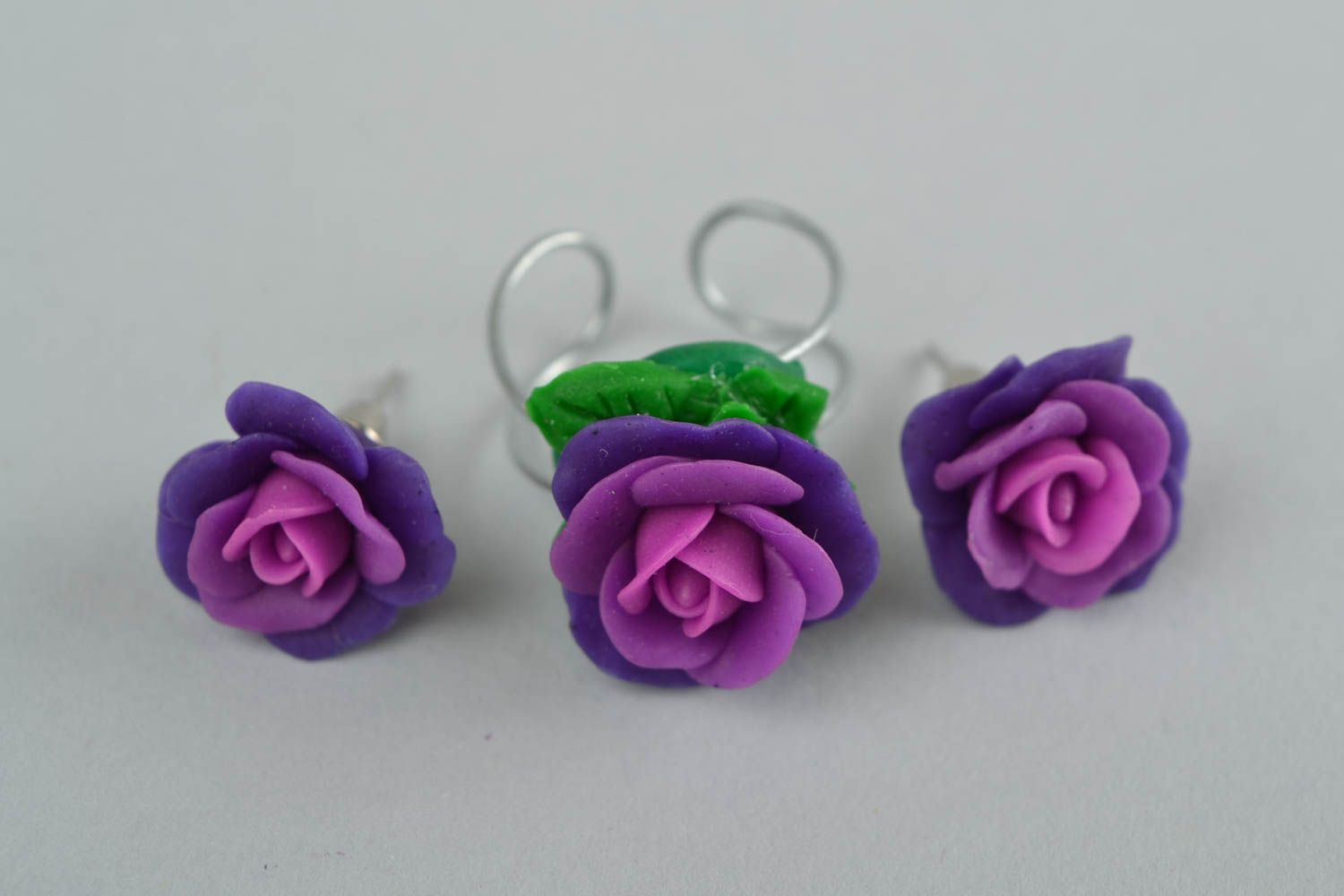 Schmuckset aus Polymer Ton Ohrringe und Ring mit violetten Rosen handmade foto 4