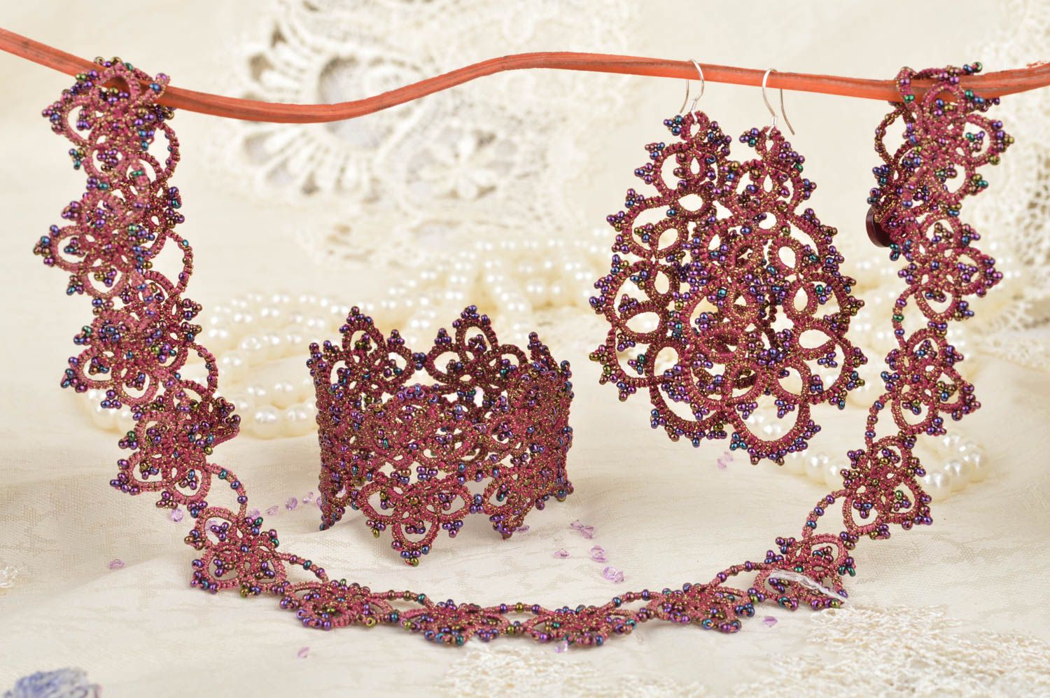 Parure collier boucles d'oreilles bracelet roses en frivolité ajourés faits main photo 1