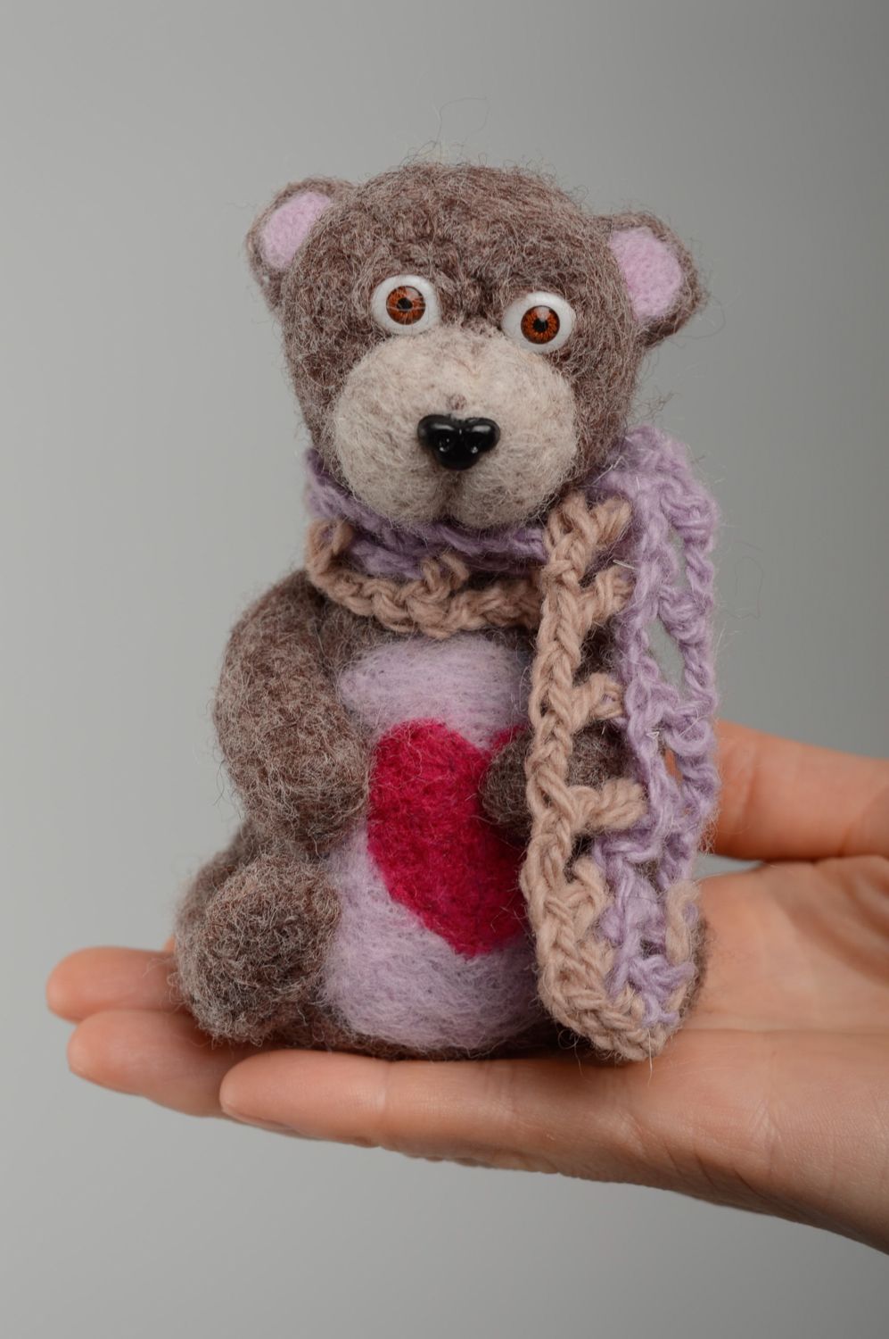Jouet décoratif en laine feutrée fait main Ours avec écharpe tricotée photo 5