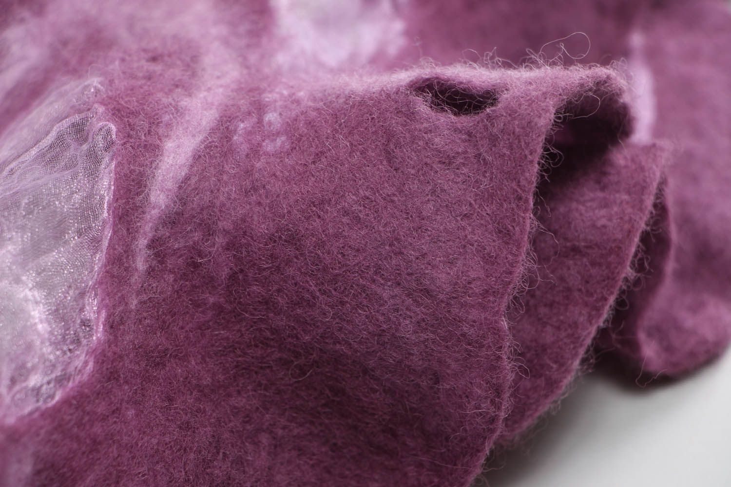 Lenço roxo feito na técnica de feltragem de lã natural Asa de borboleta foto 3