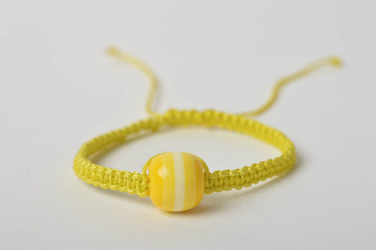 Браслет ручной работы браслет из шнурков плетеный браслет желтый с бусиной фото 5