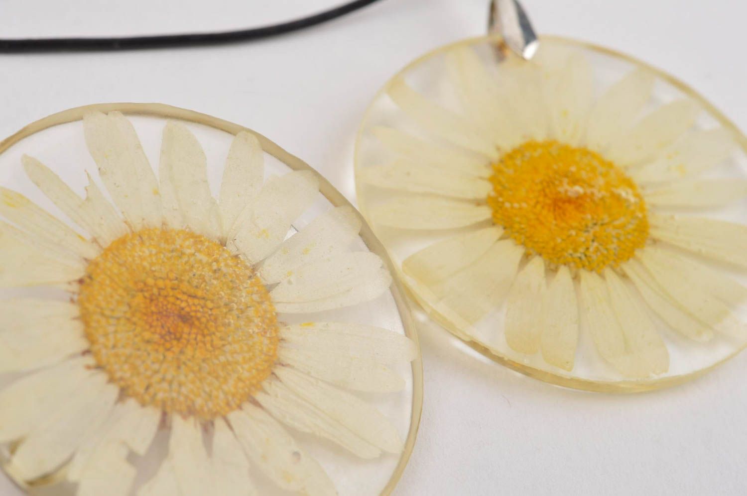 Epoxy resin jewelry handmade botanic brooch botanic pendant with dry flowers photo 5