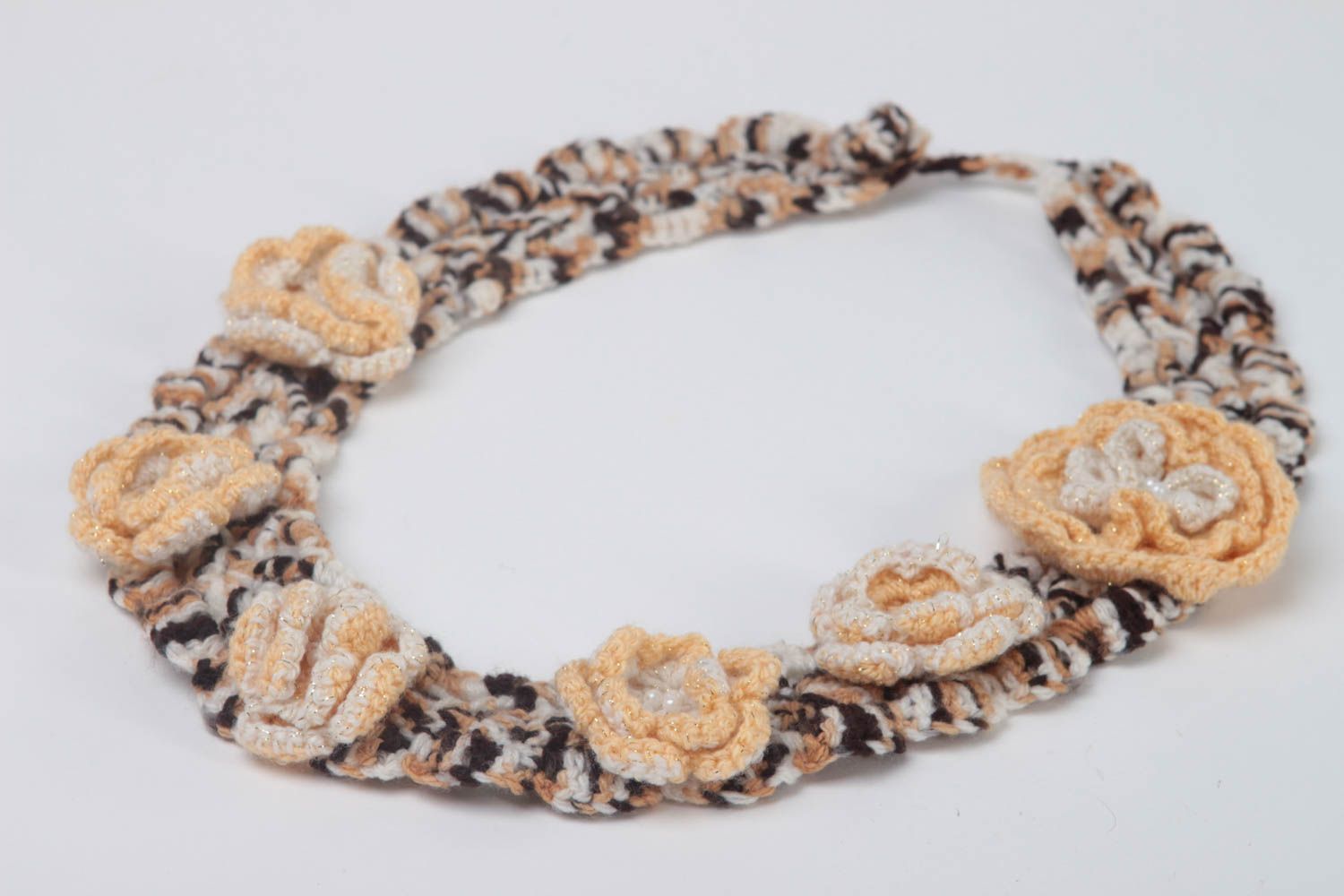 Collier fleurs Bijou fait main beige tricoté au crochet Cadeau pour femme photo 4