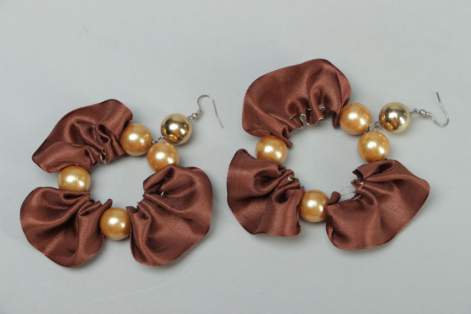 Boucles d'oreilles artisanales de rubans de satin et perles fantaisie photo 1