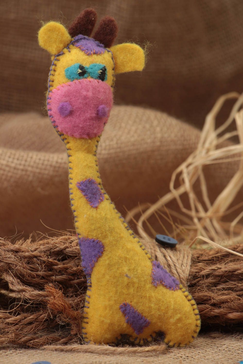 Peluche Girafe petite jaune en feutre jouet original fait main pour enfant photo 1
