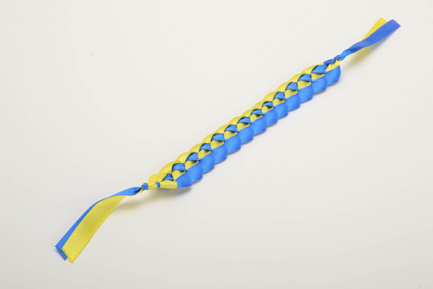Stilvolles schönes geflochtenes Armband handmade aus Atlasbändern in Gelb und in Blau foto 4