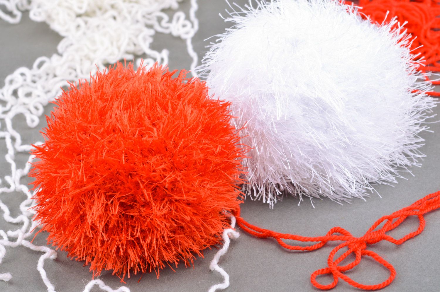 Набор вязаных мячиков ручной работы 2 штуки красный и белый игрушки для детей  фото 5
