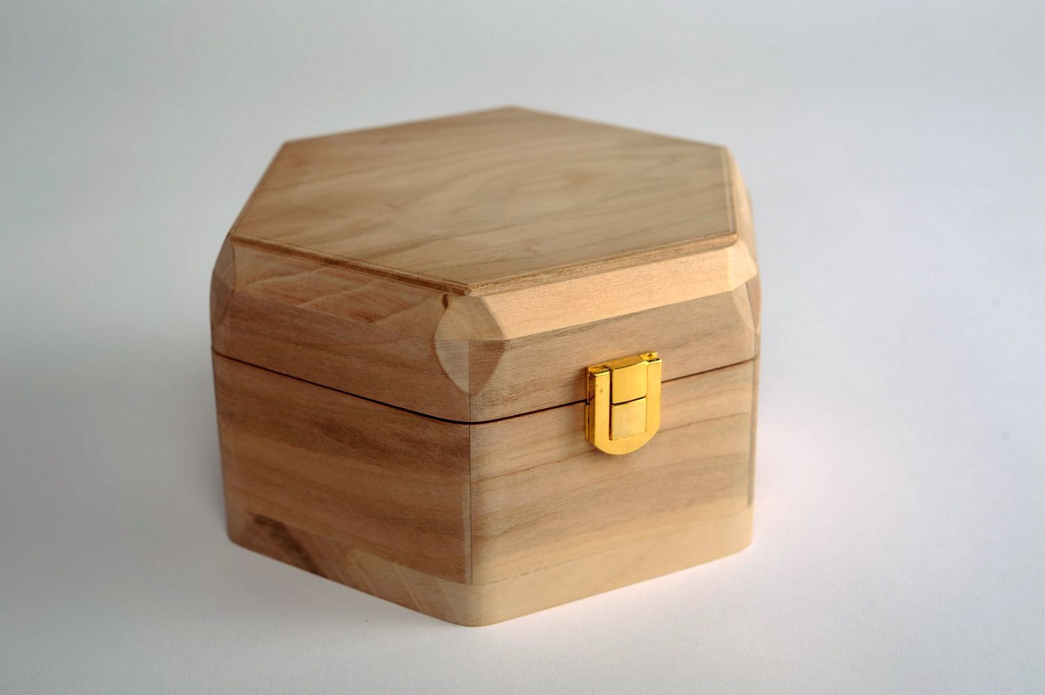 Caja de madera en blanco foto 1