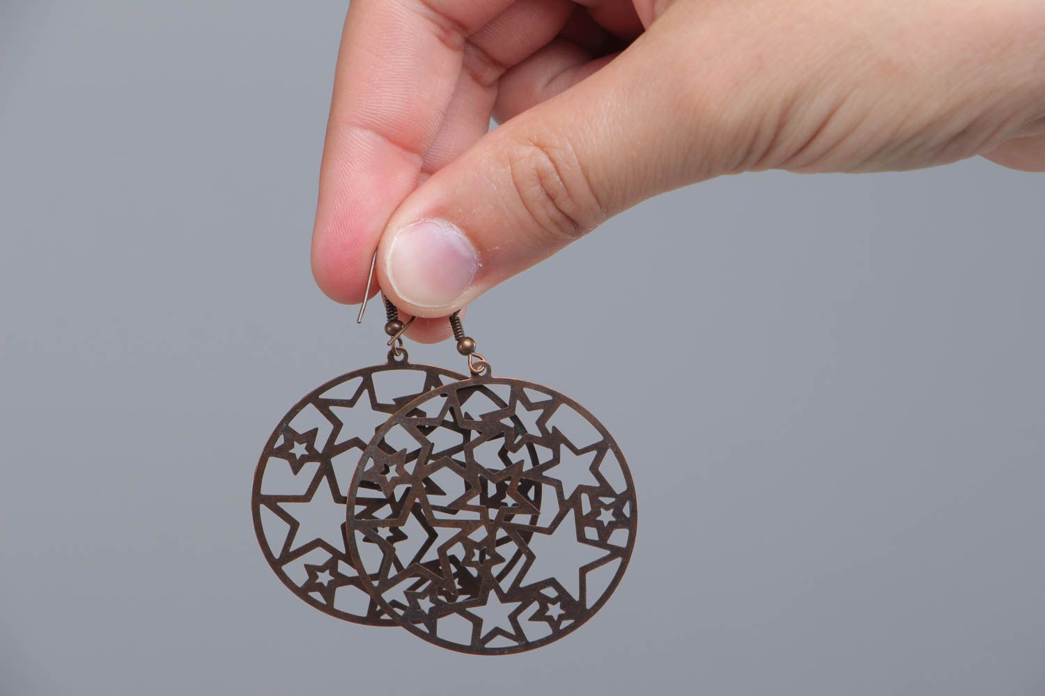 Handgemachte originelle runde Ohrringe aus Metall mit Sternenmuster  foto 5