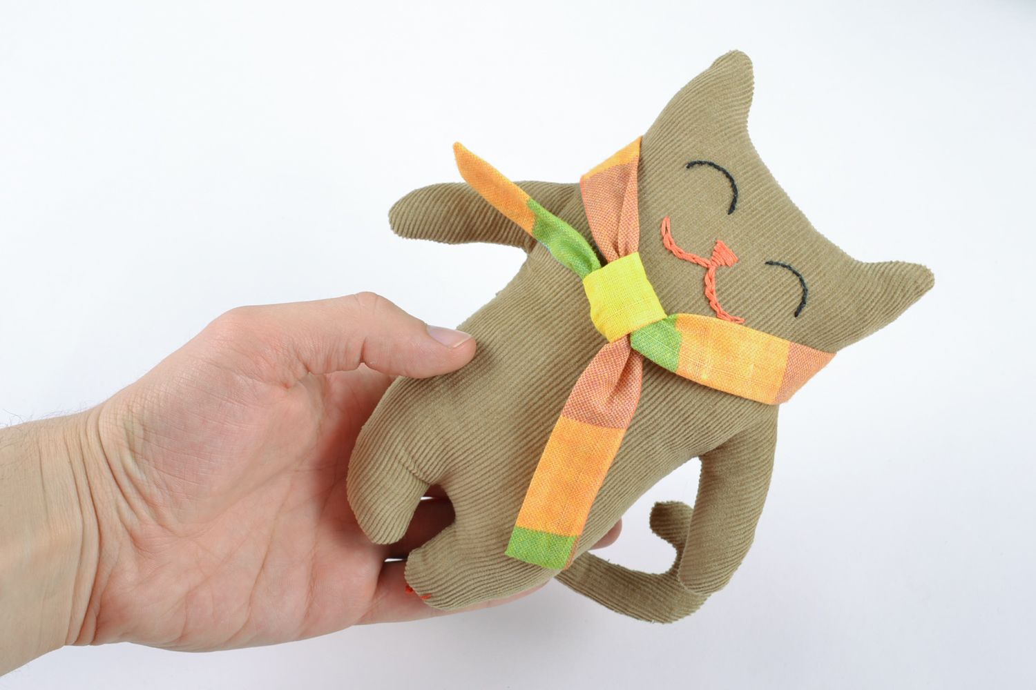 Petit jouet mou en tissu de coton Chat souriant avec écharpe fait main photo 1