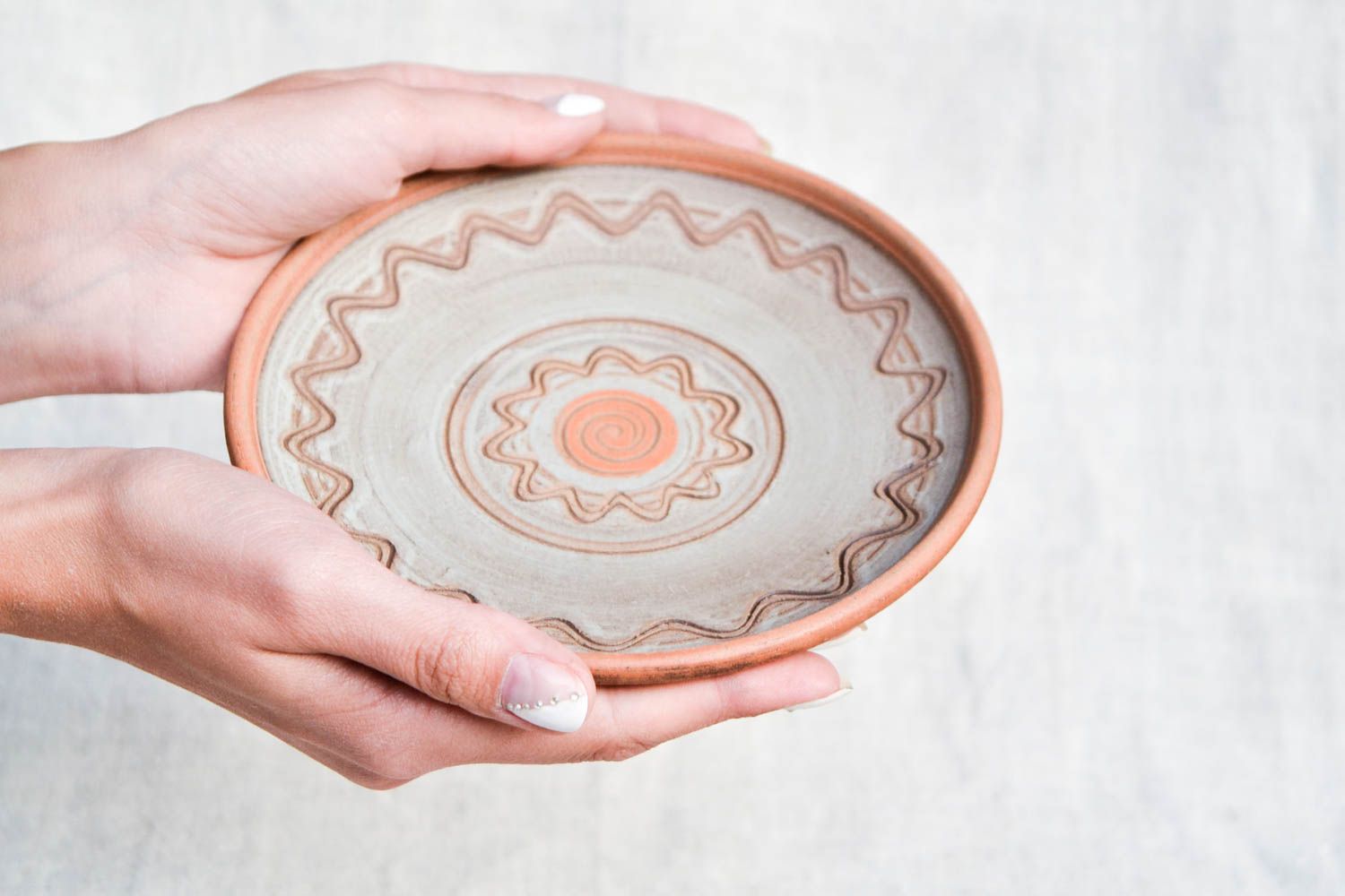 Plato decorativo artesanal de cerámica vajilla de diseño decoración de interior  foto 2