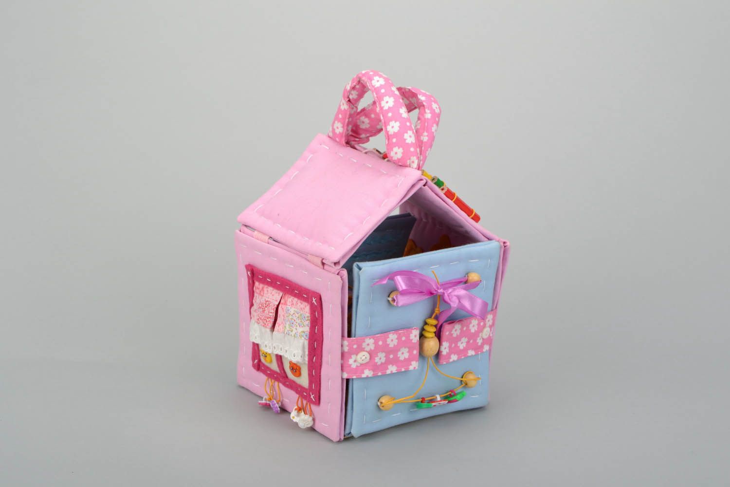 Spielzeug-Haus aus Karton foto 3
