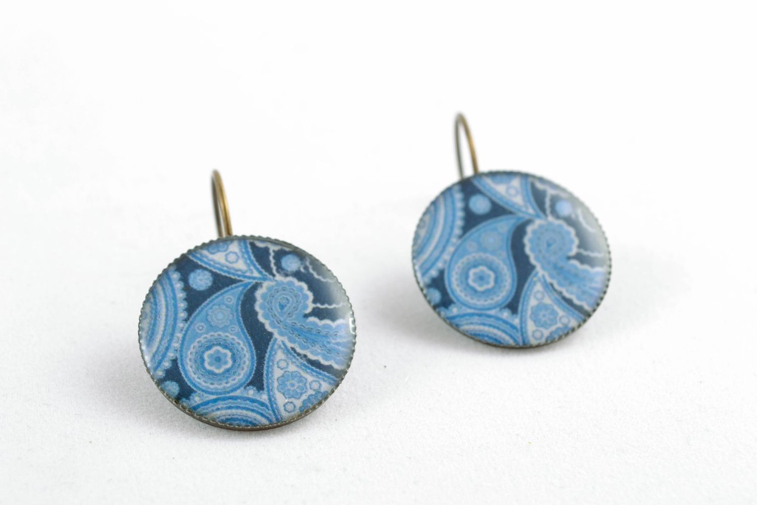 Round earrings with epoxy resin photo 3