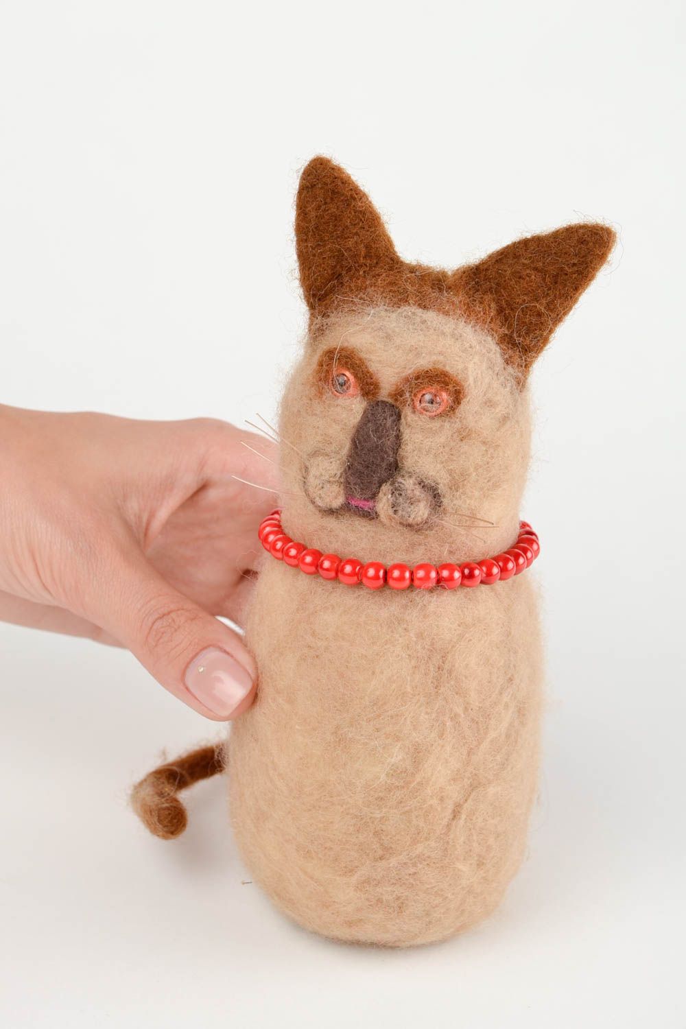 Peluche chat avec collier rouge Jouet fait main en laine feutrée Cadeau enfant photo 2
