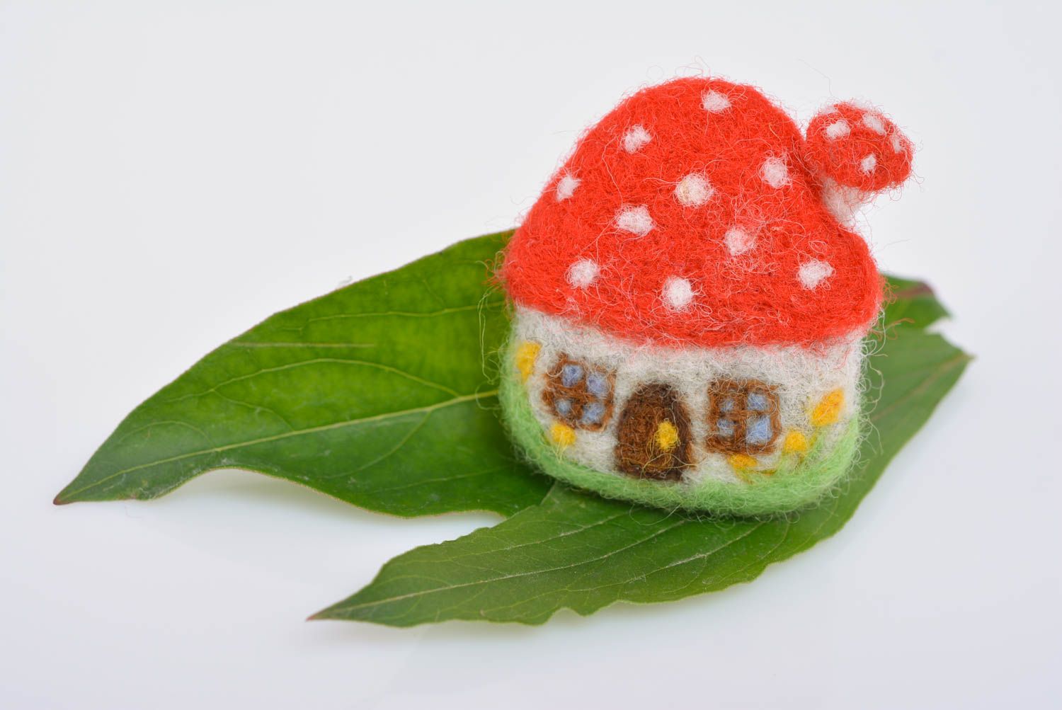 Originelle kleine Brosche aus Filzwolle handmade in Form vom Haus Fliegenpilz foto 1