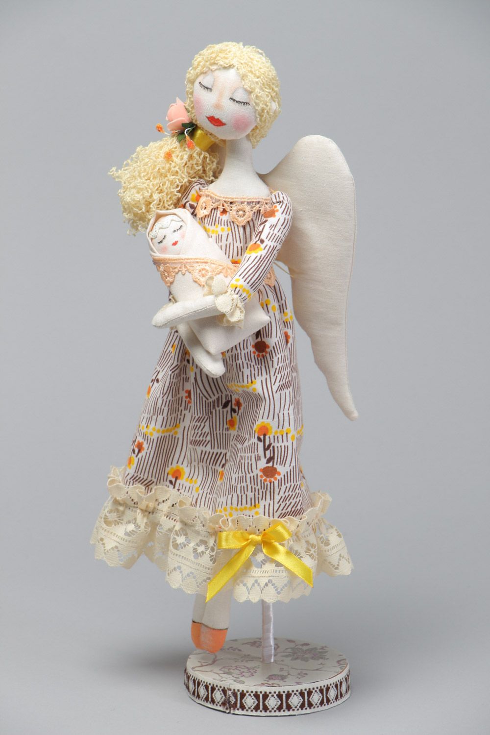 Кукла ручной работы текстильная коллекционная на подставке Ангел с младенцем фото 2