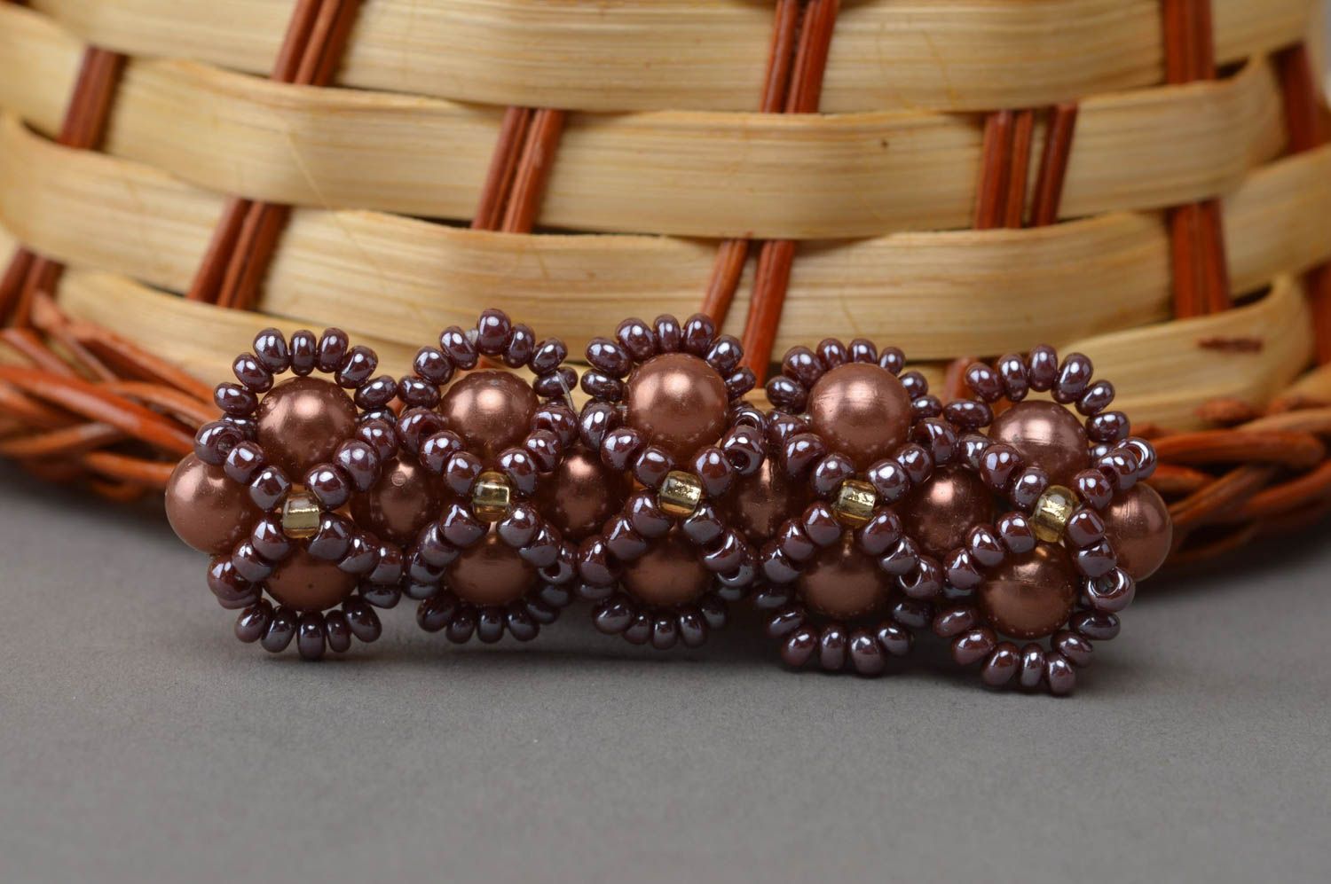 Broche baies faite main en perles de rocaille et perles fantaisie marron photo 1