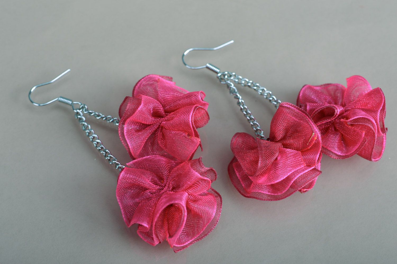 Zarte handgemachte rosa Ohrringe aus Stoff mittelgroß für junge Modemaden foto 2