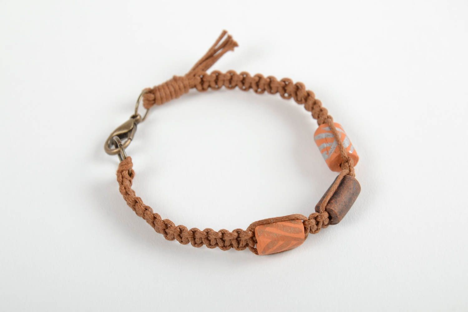 Тонкий коричневый браслет с бусинами из глины плетеный аксессуар ручной работы  фото 6