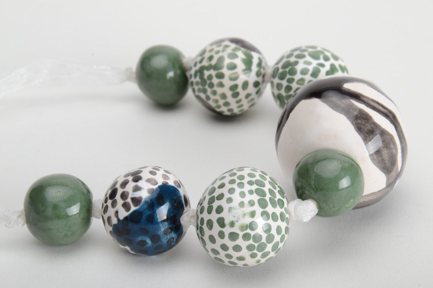 Крупное глиняное ожерелье с росписью эмалями на шнуре ручной работы серо-зеленое фото 3