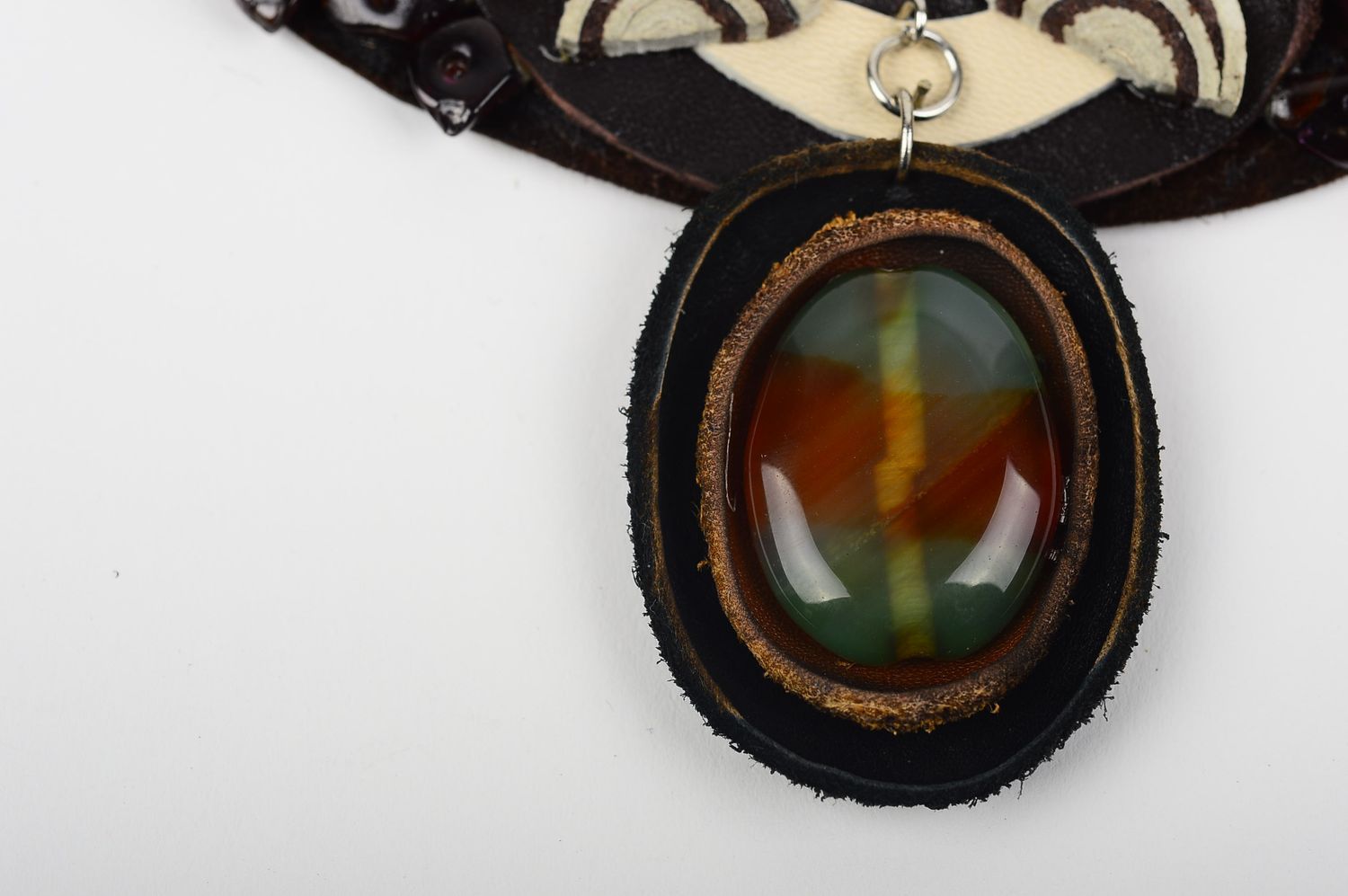 Кожаное колье подарок ручной работы женский аксессуар с натуральными камнями фото 4