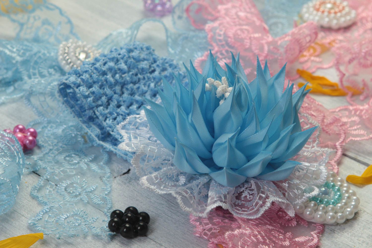Голубая детская повязка с цветком ручной работы ажурная красивая нарядная фото 1