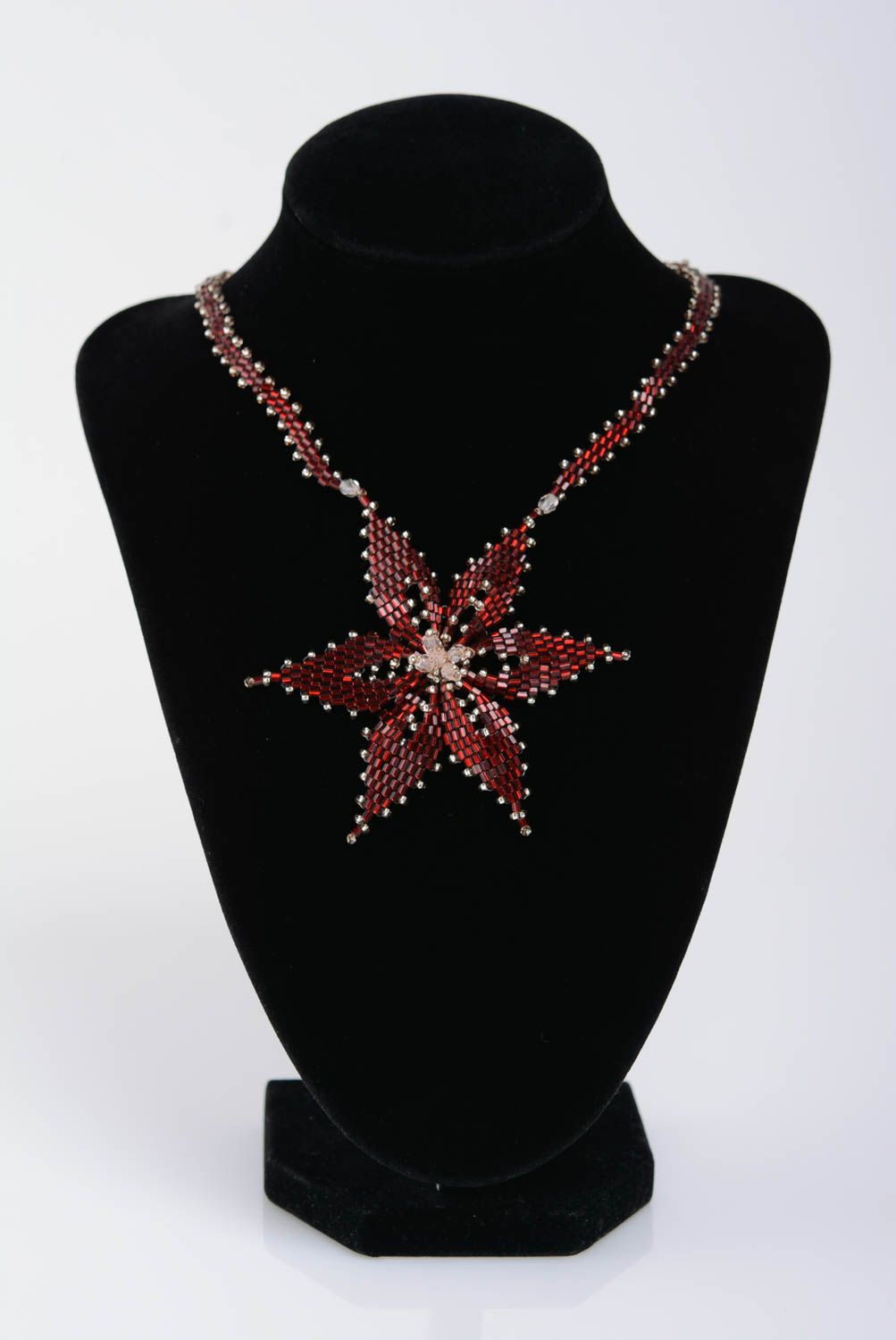 Подвеска на шею из бисера ручной работы в виде звезды бордовая красивая оригинальная фото 2