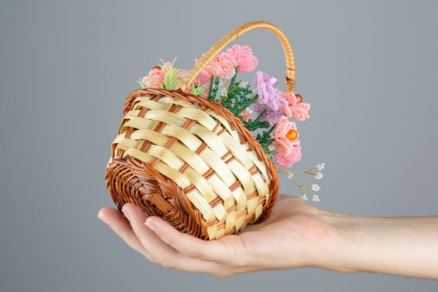 Ramo de flores em cesta de miçangas  foto 2